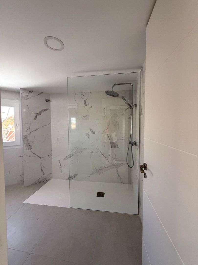 Baño en porcelánico efecto mármol con ducha de obra