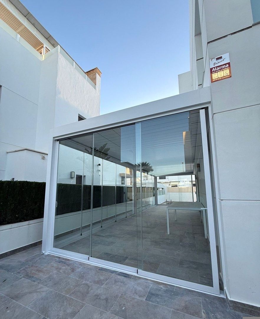 Cerramiento de terraza en vidrio y aluminio
