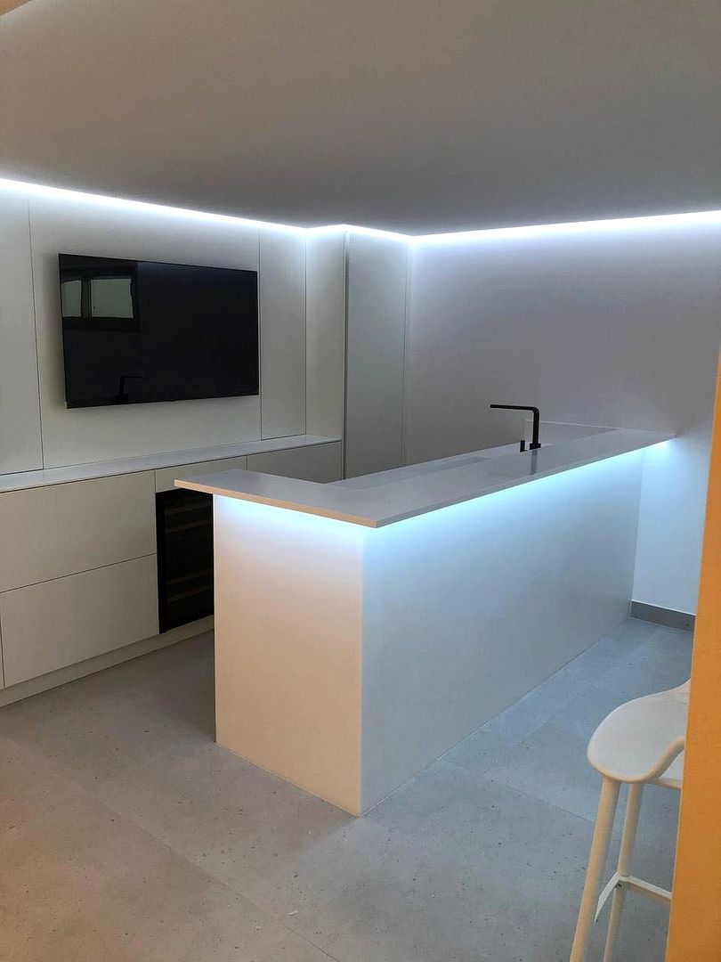 Cocina minimalista con barra retroiluminada