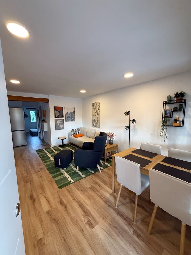 Reforma integral de apartamento — salón y suelos